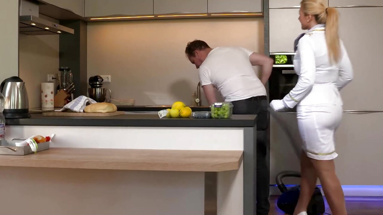 Milf blondă se apleacă pentru pulă mare și neagră futând curul în ciorapi