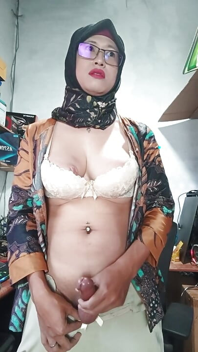 Tetona hijab trans se masturba hasta que se corre
