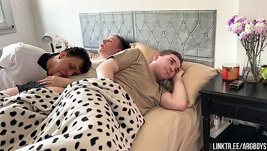 Üvey Erkek Kardeşin Fark Etmesin Diye Ses Çıkarma! - Büyük Yaraklı Üçlü Seks Dövmeli Latin Twink