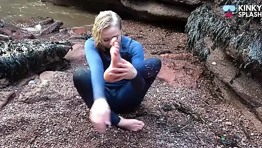 Salziger neoprenanzug, zehen lutschen schlampe