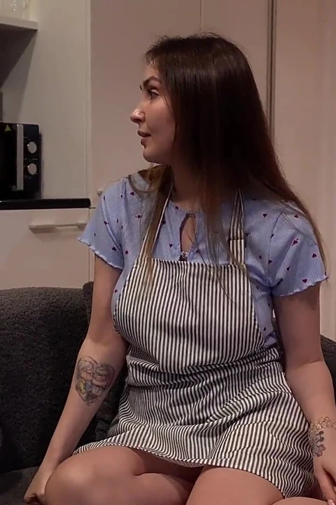 一个新的熟女继母在海上一年后勾引她的水手继子.