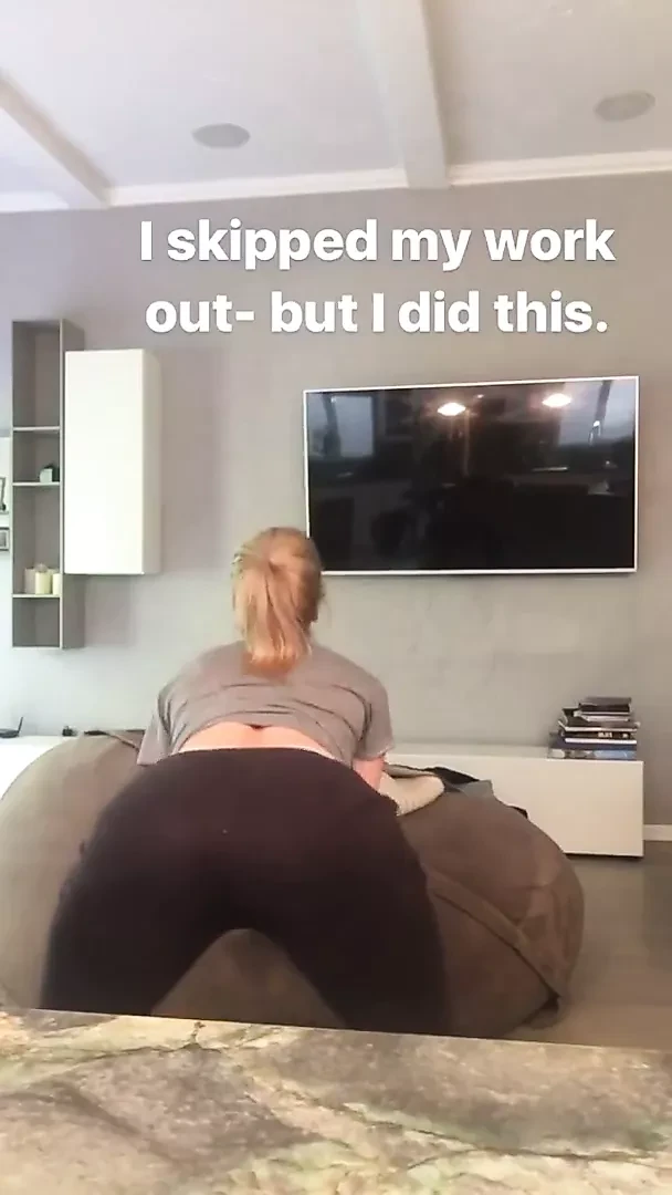 Iliza Shlesinger twerking