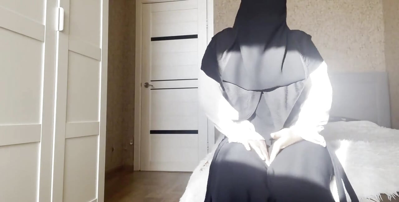 Arab MILF with Big Ass Gives JOI