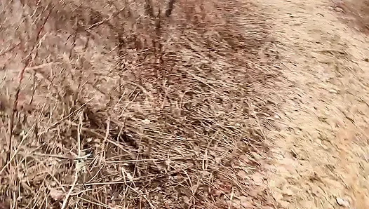 Kencing seksi di hutan sangat keren