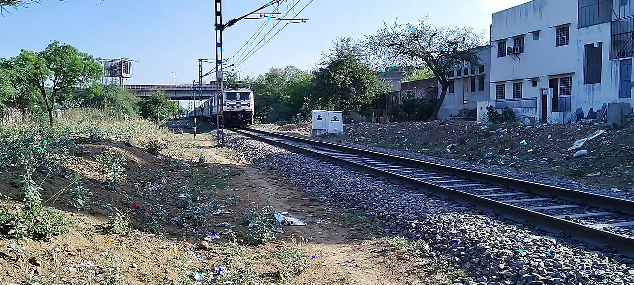 Tren istasyonu se rail gujarti Hui aate hue aur sex karte hue dekh liya