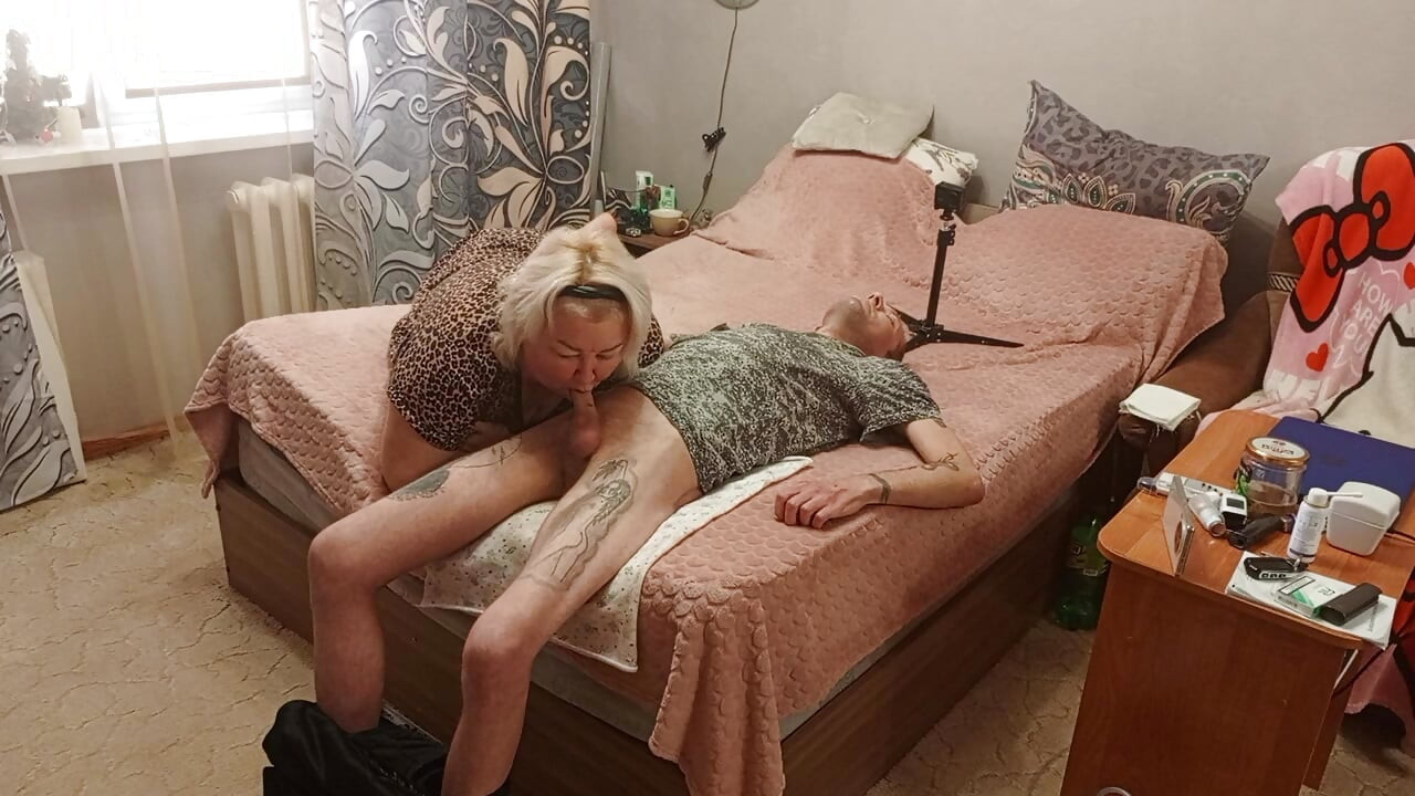 แม่เลี้ยงอมควยเพื่อให้ได้น้ําเงี่ยนเต็มปาก