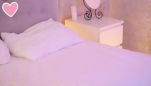 Sexy Schönheit zeigte ihren Hintern und nahm dann einen großen Dildo in den Mund