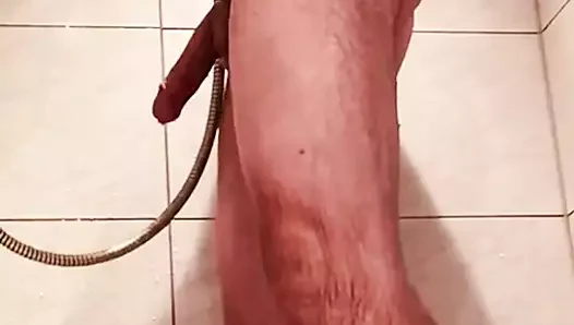 Kıllı vücudumu duşa alıp büyük yarağımı ve kıllı götümü seks için temizliyorum