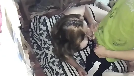 Cewek hot rambut pirang ini lagi asik nyepong kontolku dan kami ngentot gaya doggy habis-habisan