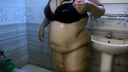 Ateşli Arap kadınlar duş alıyor