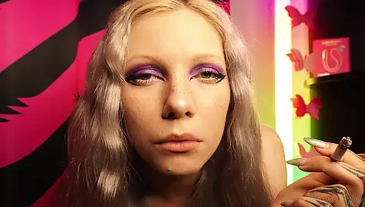 Seksi genç sigara içip onu sallıyor!