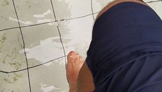 Mestre Ramon estraga seus pés divinos na água molhada