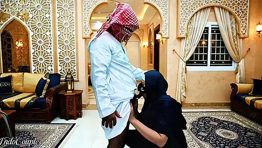 Красивая мусульманка в хиджабе хочет, чтобы я трахнул крошечный член домашней горничной в Саудовской Аравии