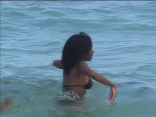 パーティー、水泳、体を披露する水着姿の黒人少女