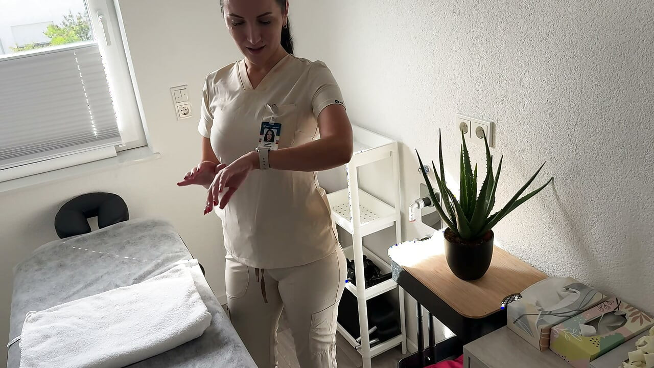 Massagista pega cliente se masturbando durante massagem nas pernas - em seguida, deixa ele gozar em seus peitos oleosos
