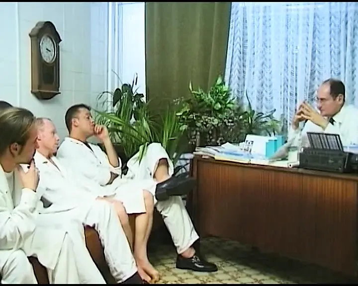 Atraktivnu nemačku devojku u čarapama jebeo doktor u dupe