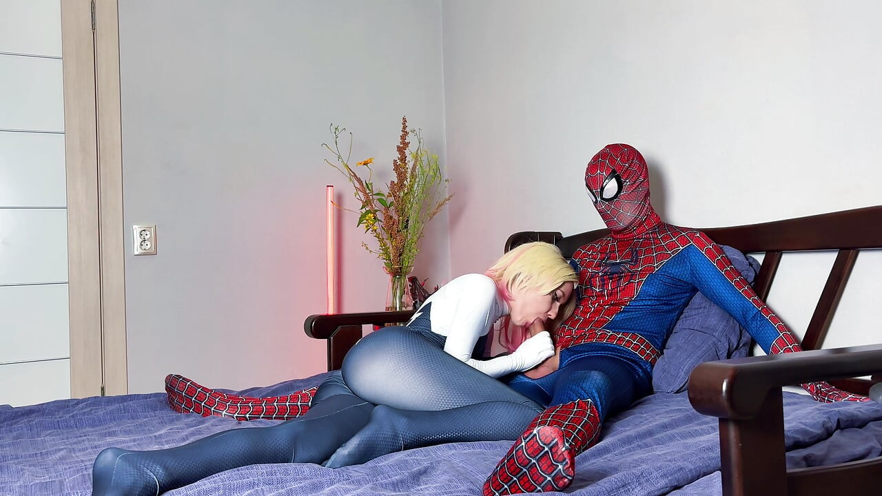 Gwen Stacy reitet auf Spider-Mans schwanz