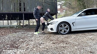 Riskanter Sex in der Öffentlichkeit auf dem Parkplatz mit Spermaschlucken