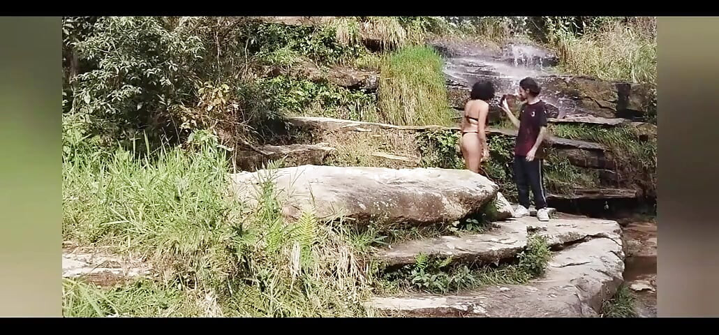 Trilha, cachoeira e muito sexo em público!