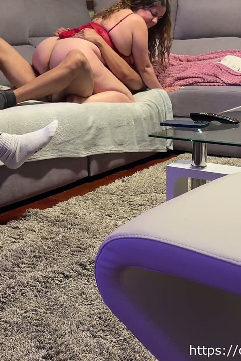 A kukkoló férj nézi, ahogy a felesége más pasikkal kefél, miközben ő maszturbál!