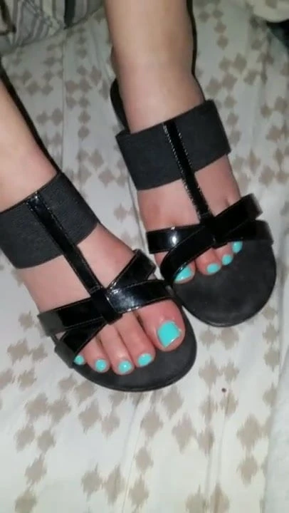 Wife taking cumshot on her green toes and black heels