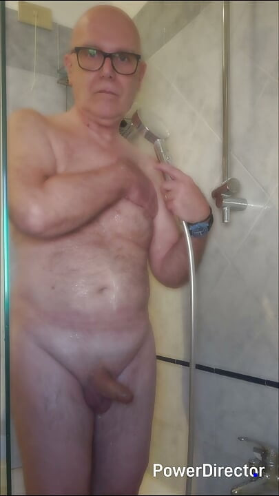 샤워실에서 작은 단단한 자지