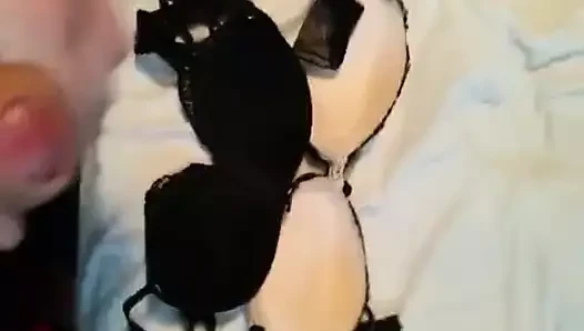 kız kardeşinin sutyen üzerinde Cumming