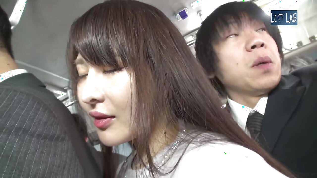 擁擠的巴士刺激。丈夫在旁邊，緊身裙妻子感覺到一個大膽的按壓，並在危險的高溫下悄悄地引導它靠近。- 第3集