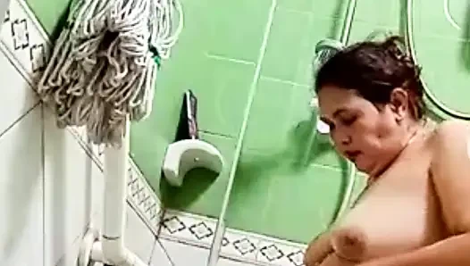 Assy want to taking a bath .she wants yo see my dick