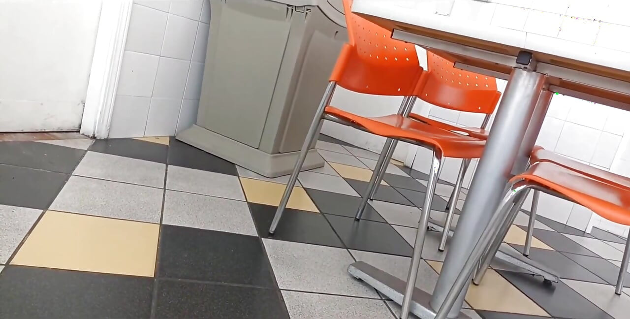 Cewek gemuk di kamar mandi restoran pizza little caesar di veracruz