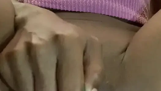 Menggoda klitorisku yang bengkak