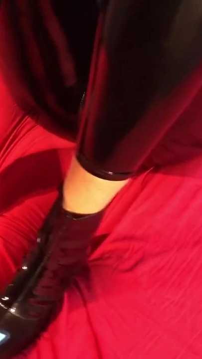 Momento memorável de "Black PVC, Botas de Tornozelo e Vibradores"