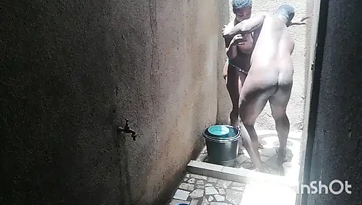 Die ehefrau meiner besten freundin rief mich in der dusche an, während sie ihre privaten teile wäscht. Ich konnte der Versuchung nicht widerstehen.