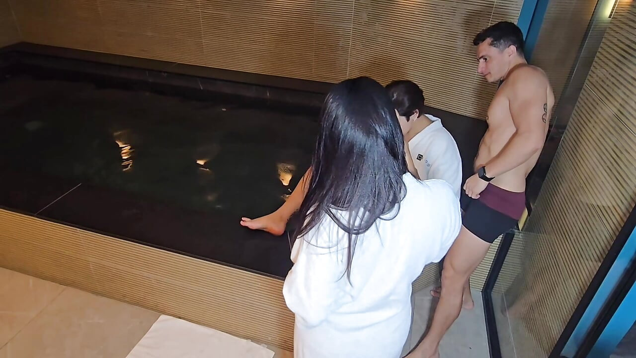 Jag förvånade min pojkvän och lät honom knulla min vän