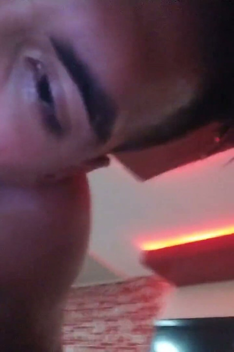 Vreemdgaande vrouw mond geneukt in 69 door vriend van haar cuckold manlief