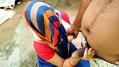 Une belle-mère à gros cul se fait baiser dans la cour de la ferme et éjacule sur les seins