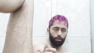 Camilo Brown, latino à grosse bite, utilise de l’huile et un vibromasseur sous la douche pour s’offrir un orgasme prostatique intense