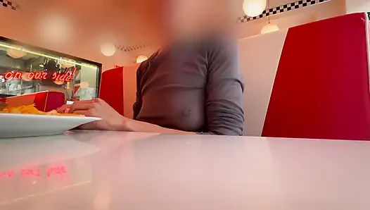 Makan siang di restoran dengan baju atasan yang benar-benar kencang mengekspos putingku yang ditindik dan payudara seksi