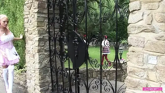 Orgie-cosplay-fick mit blonder schlampe und brünetten zwillingen