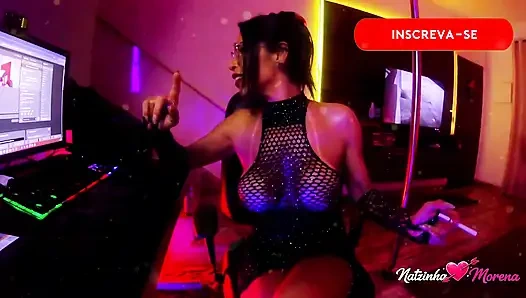 Brazilian Brunette Live: a Presence That Captivates