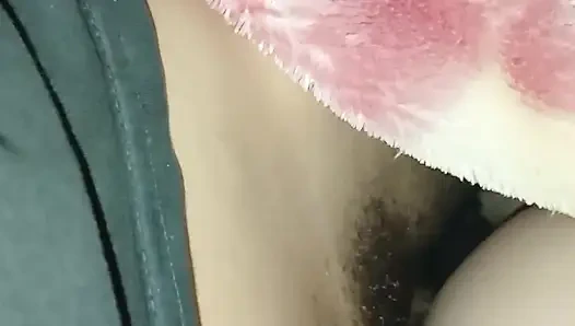 Olgun annenin kuyruğunu arkadan izliyor