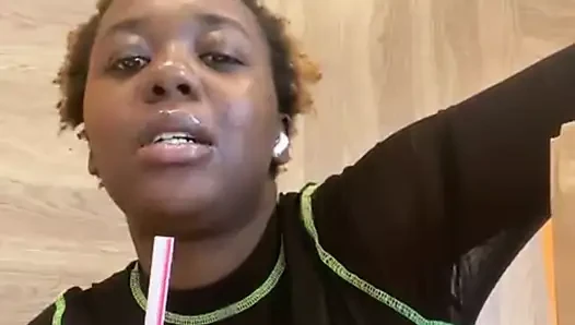 Öffentlicher McDonalds Mukbang