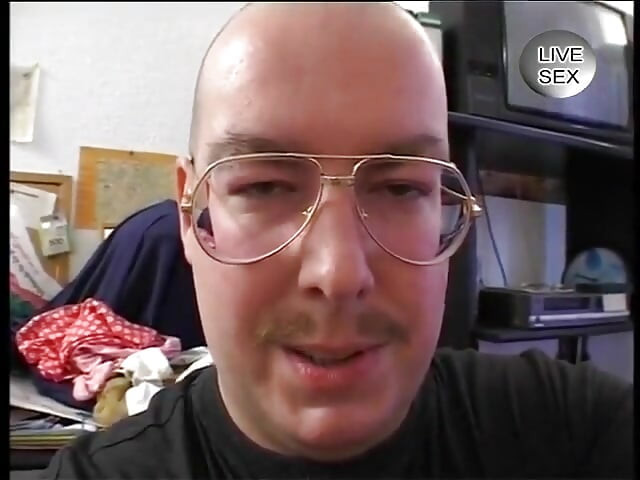 Jalang speks dapat pepek dan duburnya digerudi mendalam dengan dildo