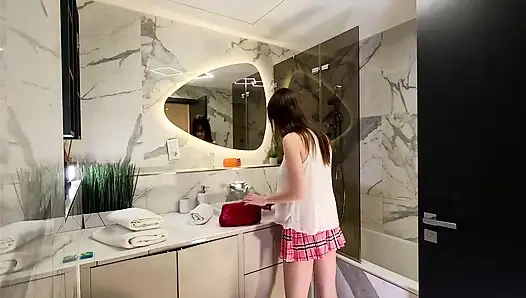 Gadis kampus kutu buku kaki panjang dengan rok pendek dan celana dalam pamer di kamar mandi