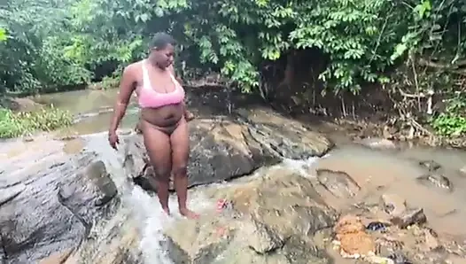 Kami pergi ke sungai dan melakukan seks yang lembut