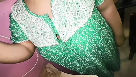 Arap üvey anne üvey oğluyla seks yaptıktan sonra tuvalete işiyor