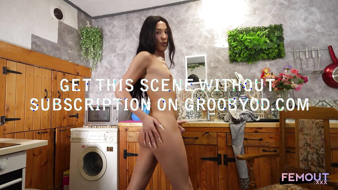 FEMOUT - הופעת בכורה מתוקה ומהממת של Luscious Elle Skye