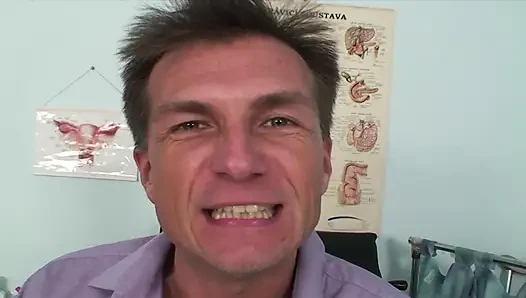 Şanslı doktor sınav sırasında çarpıcı bir Fransız bebeği sikiyor