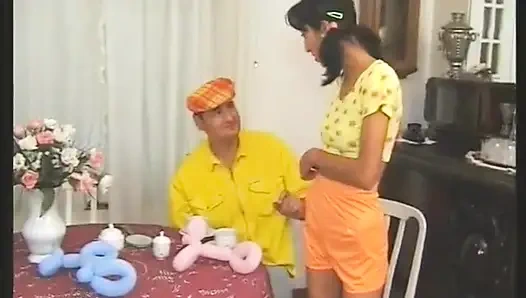 Худенькой телочке-брюнетке с маленькими сиськами кончают ее волосатую киску