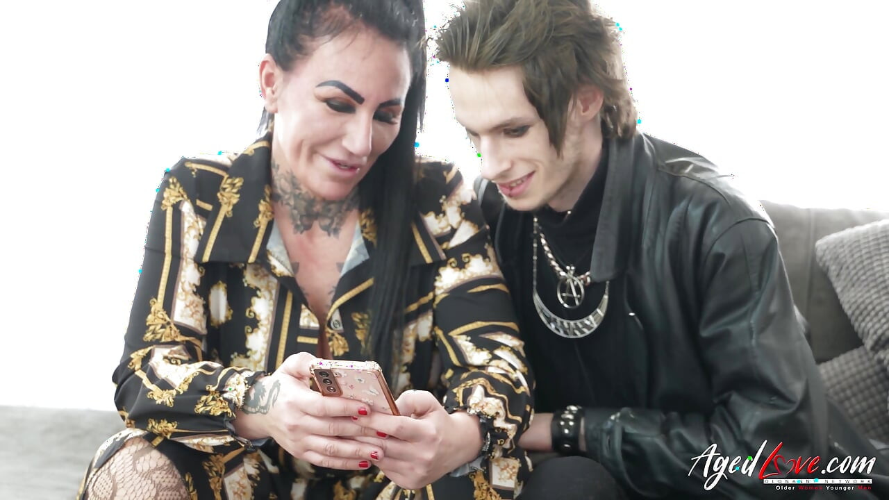 Mature Stepmom with big breasts let handy guy to fuck her hard